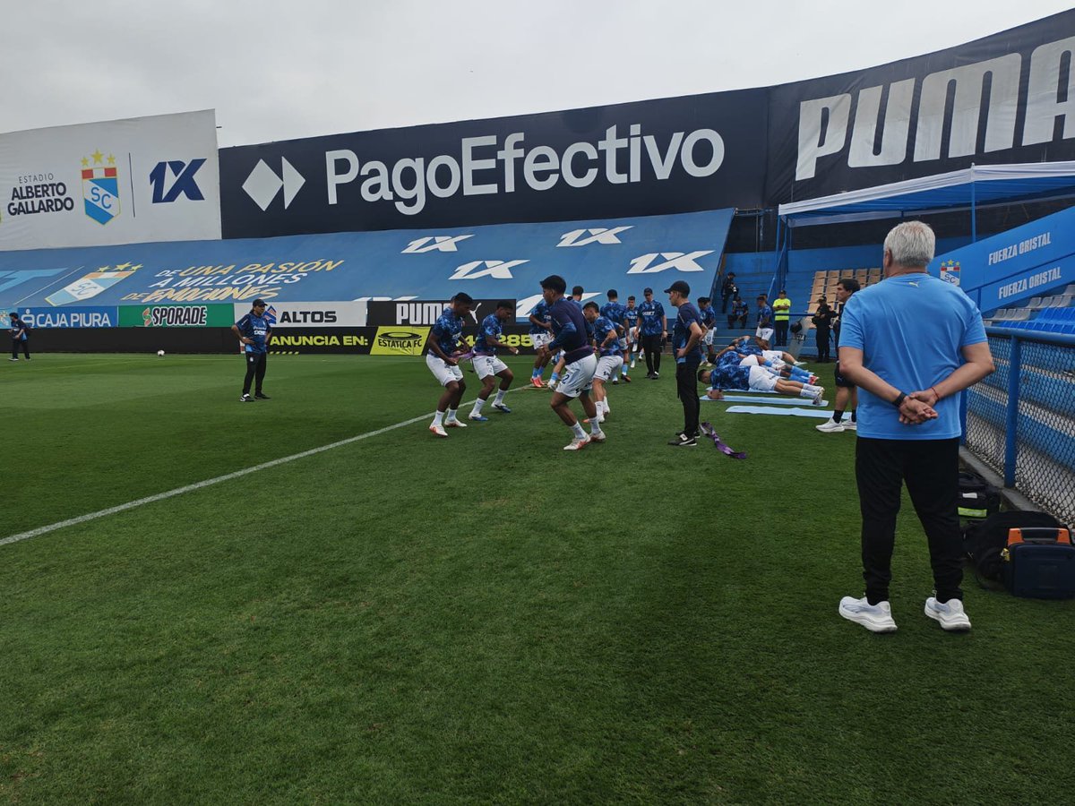HablemosCristal's tweet photo. 🩵⚽ Sporting Cristal 1 - 0 Atlético Grau aquí en el Gallardo🚍
#sportingcristal #fuerzacristal #hablemosdecristal
#previaceleste #periodismodeportivo #celestes #16años https://t.co/N37ubx4PzK