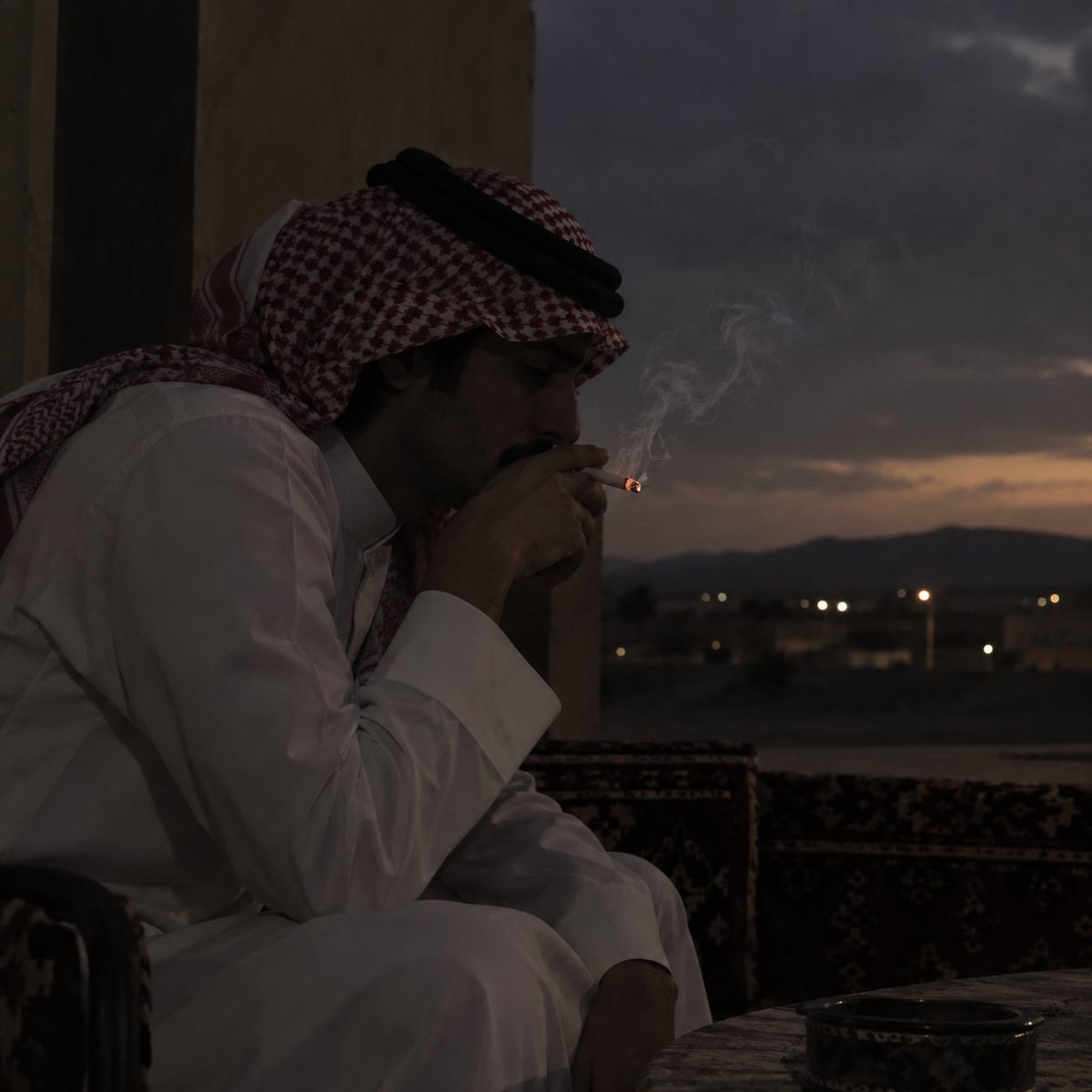 MM88MMX's tweet photo. يا منتظر مالك ورى الناس مقعاد
الكون ما ضاقتبه اربع جهاته 

الوقت قاسي والزمن كله اجهاد
والطيب اللي ما يغير قناته 

واللي مايحفظ قيمة الملح والزاد
اي و��لله احسن من حياته مماته

ما يتعب الانسان بالسين والصاد
ما يتعب الا لابدت ذكرياته 

تاخذني الذكري من ابلاد لبلاد 
وادور السالي واسوي سواته 

وارجع وانا للهم والضيق منقاد
مثل الكفيف اللي تقوده عصاته 

والهم اله مشهد ثلاثي الابعاد
��شوفه اللي ما يشوف امنياته

احيان ما نحتاج توجيه وارشاد
نحتاج دعوة مسلمً في صلاته 

#مخمخه