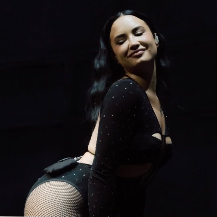 demilovatobr's tweet photo. Demi Lovato para a Glamour Brasil sobre como está sua relação com sua imagem corporal e autoestima perante a pressão estética da indústria:

“Quando se trata de imagem corporal, sempre haverá modismos e tendências que entram em cena: corpos mais curvilíneos, corpos mais magros… Acredito que o segredo é construir uma relação saudável consigo mesma, independentemente do ruído exterior e de qualquer pressão — o que é mais fácil dizer do que fazer. Acho que, finalmente, cheguei a um lugar em que aceitei o meu corpo como ele é, desde que esteja saudável. Isso é o que importa para mim. Não posso ficar pensando em como a sociedade quer que eu pareça. Alguns dias são mais fáceis que outros e sei que a imagem corporal é uma questão com a qual provavelmente vou ter que lidar pelo resto da vida, mas, pela primeira vez, sinto que o barulho externo diminuiu muito. Entrar na casa dos 30 anos ajuda nisto: você começa a entender que não vai ter a mesma aparência para sempre, aprende a apreciar o agora e deixa de ser tão crítica e se cobrar tanto. Porque, como eu disse, se você está saudável é tudo o que importa”.
