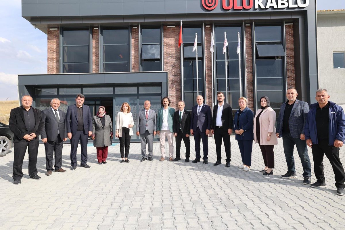 AkAziziyeGK's tweet photo. Genel Merkez MKYK Üyemiz Sayın Abdurrahman Akyüz, İlçe Başkanımız Sayın Hüseyin Güler ve İlçe Belediye Başkanımız Sayın Emrullah Akpunar ile birlikte esnafımızı ziyaret ettik.

Esnafımızla sohbet ederek talep ve görüşlerini dinledik. Misafirperverlikleri için teşekkür ediyoruz. https://t.co/bEFcdaTNqp