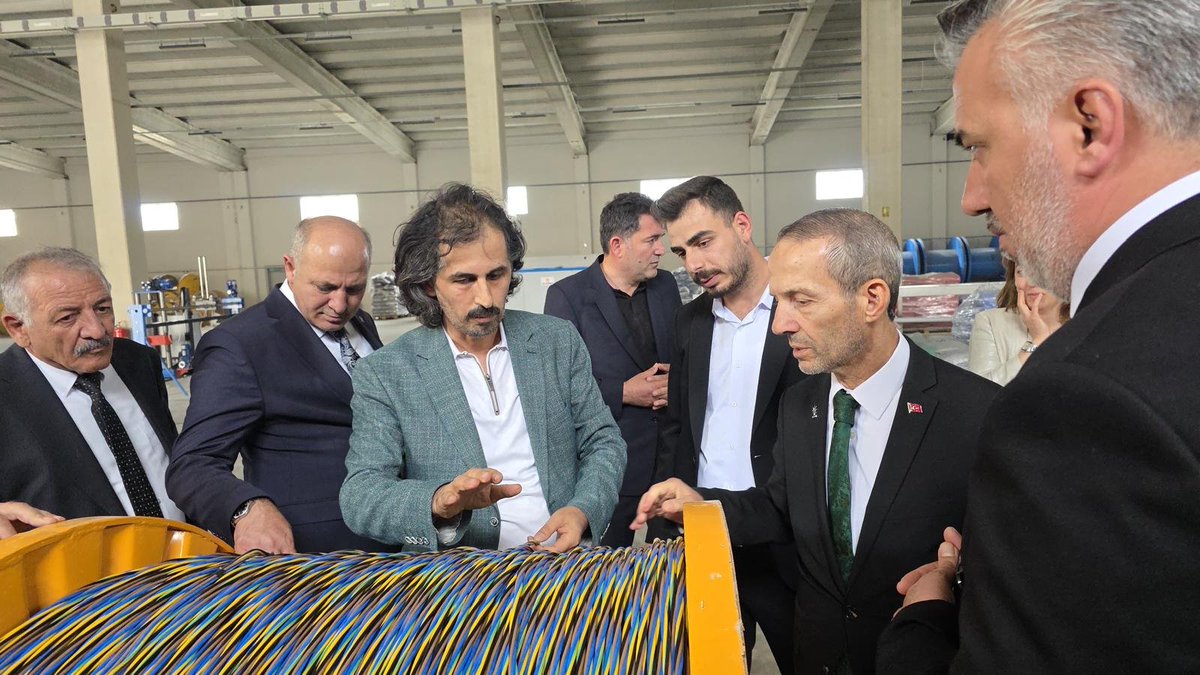 AkAziziyeGK's tweet photo. Genel Merkez MKYK Üyemiz Sayın Abdurrahman Akyüz, İlçe Başkanımız Sayın Hüseyin Güler ve İlçe Belediye Başkanımız Sayın Emrullah Akpunar ile birlikte esnafımızı ziyaret ettik.

Esnafımızla sohbet ederek talep ve görüşlerini dinledik. Misafirperverlikleri için teşekkür ediyoruz. https://t.co/bEFcdaTNqp