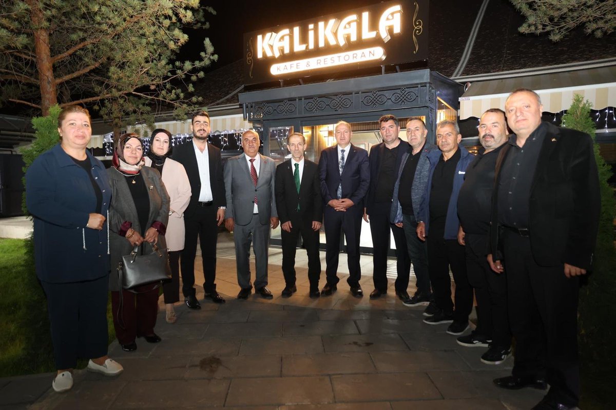 AkAziziyeGK's tweet photo. Genel Merkez MKYK Üyemiz Sayın Abdurrahman Akyüz, İlçe Başkanımız Sayın Hüseyin Güler ve İlçe Belediye Başkanımız Sayın Emrullah Akpunar ile birlikte esnafımızı ziyaret ettik.

Esnafımızla sohbet ederek talep ve görüşlerini dinledik. Misafirperverlikleri için teşekkür ediyoruz. https://t.co/bEFcdaTNqp