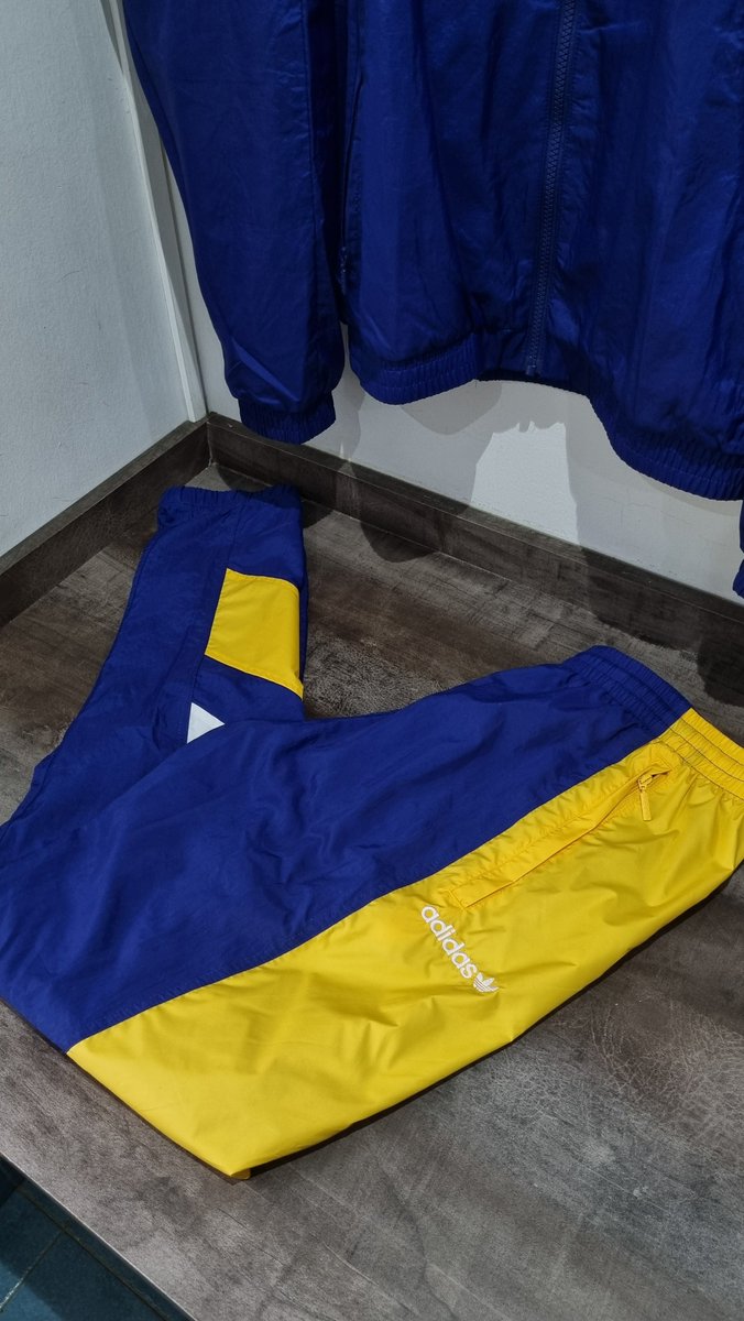 RaccoltaXeneize's tweet photo. Recibí el conjunto de la línea EQT 
Me sorprendió (para bien) lo liviana que es la tela, muy similar a la línea Originals 93' (2024). Por otro lado, el corte es más bien amplio, queda bastante suelto. Lo que sí, tiene mucho hilo suelto en las terminaciones.
Que les pareció a uds? https://t.co/ljyw85z7Ox