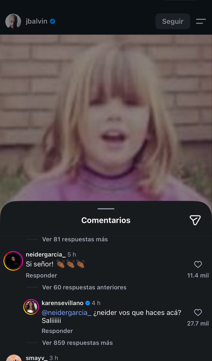 MariFloMu's tweet photo. Karen sevillano recogiendo al marido en la publicación de jbalvin me hizo el día HAJAJAJAJAJAJ JAJAJAJ 😭 https://t.co/muW8LHKDIM