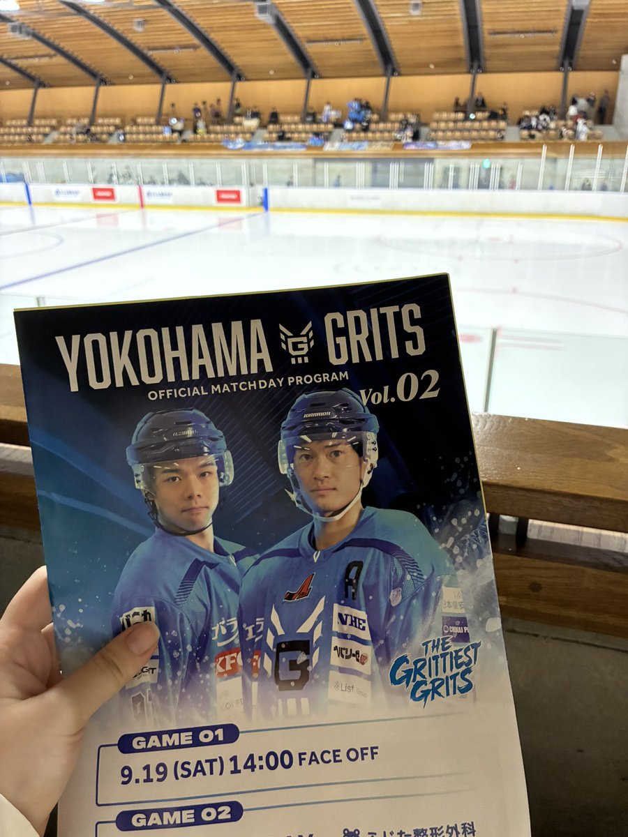 mirei_sat's tweet photo. 初のアイスホッケー試合遠征。in山梨
3ピリ最後のあの2点は気持ち切れてて観てて切なかったけど今日は頑張ってほしい。
自分めちゃダウンに膝掛けだけど軽装備の人いて寒くないの??😱 https://t.co/C5JtKmKEcu