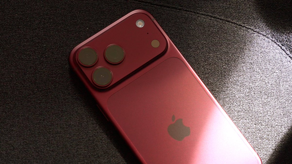 RjeyTech's tweet photo. Who did BURGUNDY better?

Thinborne or Apple? https://t.co/Pdlhbrjrds