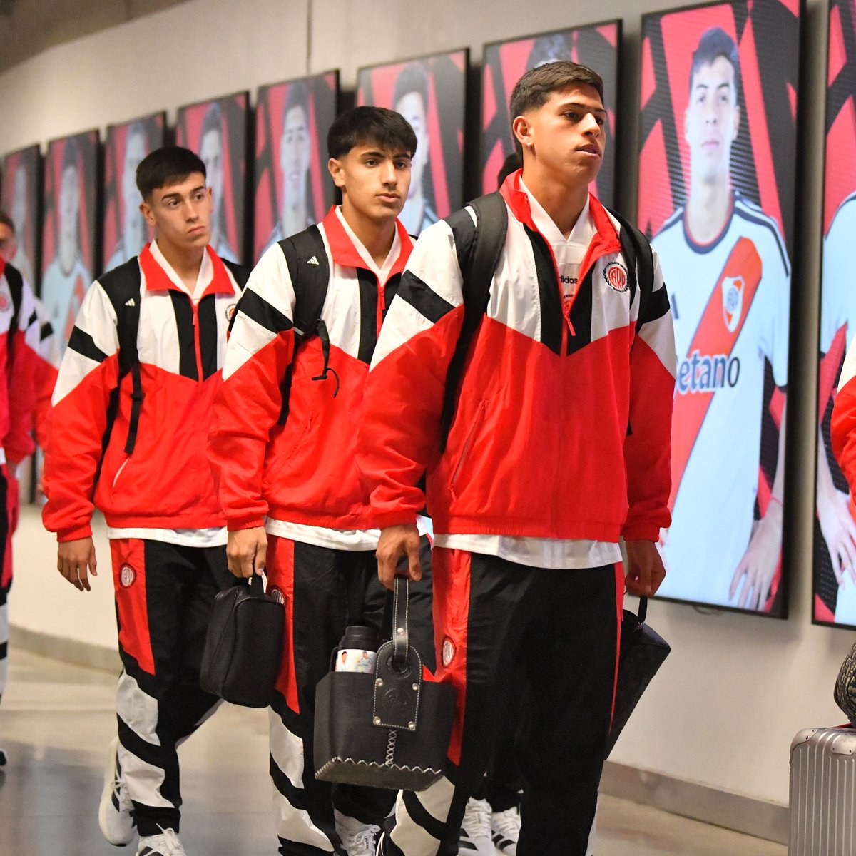 RiverPlate's tweet photo. ▶️ Rumbo al vestuario. 

⏳⚽🆚 Huracán. https://t.co/rkbLT9C2UP