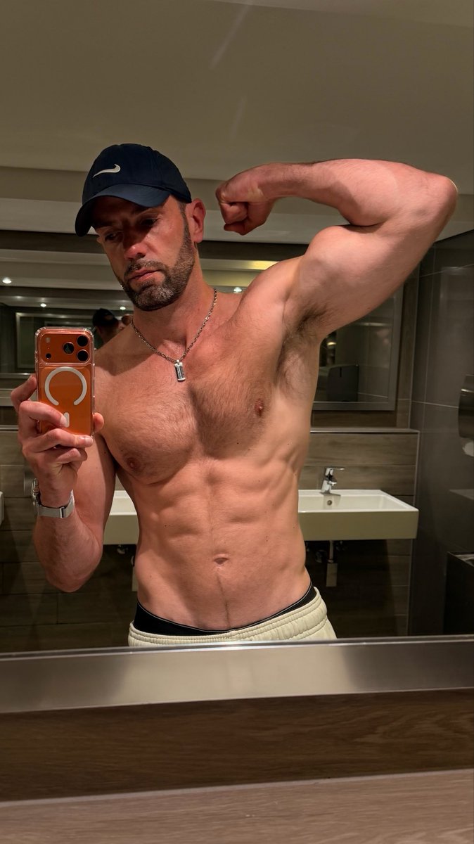 HunkJulien's tweet photo. I’m back!
#fitness
#armpits
#muscles https://t.co/h4JUJAFIrG
