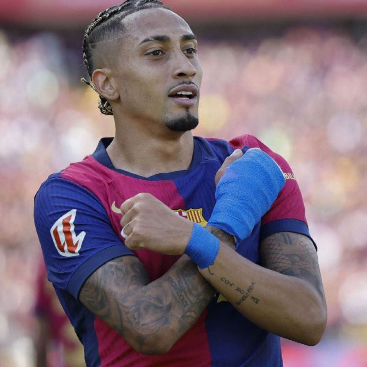 Lavozgalactica's tweet photo. - Raphinha con el Barça: Juega con la mano vendada, nunca se cansa, es Maradona y es agresivo. 

- Raphinha con Brasil: Juega sin venda, es malísimo y siempre desaparece. 

Alguien tiene que salir a explicar esto. https://t.co/Ae0H3DjdNc