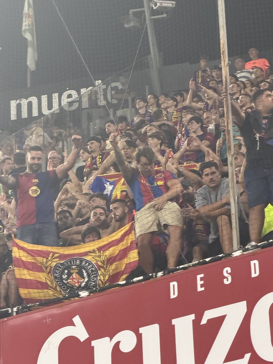 Roalv_17's tweet photo. Esto es de verdad una vergüenza…
Y os expongo para que no os dejen entrar más en ningún lado.

El gafita y el de gris son los que han estado todo el partido escupiendo, haciendo gestos obscenos a familia y gente que no les estaba haciendo absolutamente nada.

@SevillaFC @policia https://t.co/xKh1zc0FNj