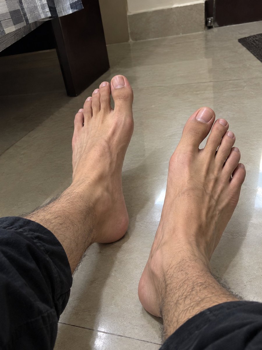 johnraygi's tweet photo. Do u wanna lick my feet 😈

#feetworshi̇p #malefeet #dominant #alphafeet https://t.co/HWhTnsXNfg