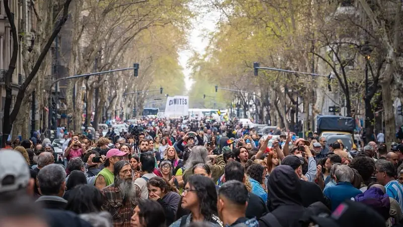 eldestapeweb's tweet photo. La Marcha de la Bronca retumbó contra Milei en todo el país 🔴
https://t.co/eOT18sNJsz https://t.co/anLrP5nO4T