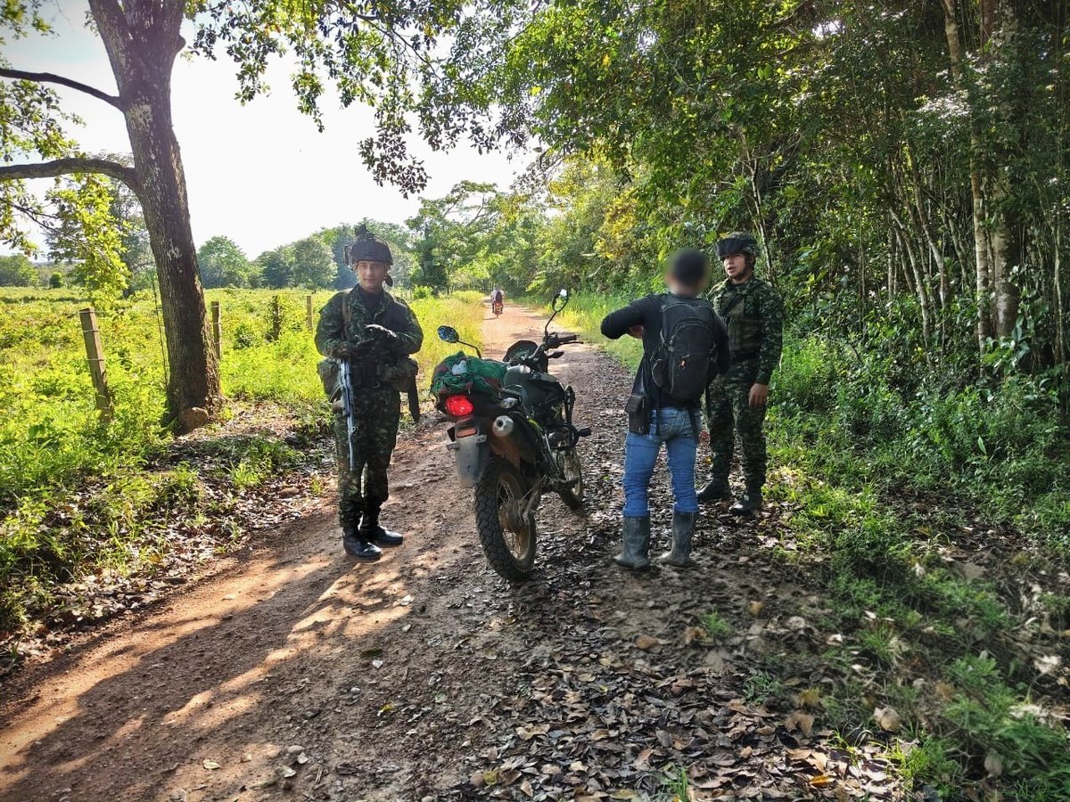 ftc_omega's tweet photo. #ViajeSeguro | En el sector Puente 1, sobre la vía de acceso a La Macarena, soldados del Batallón de Despliegue Rápido N.º 1 del @COL_EJERCITO realizaron controles vehiculares y dialogaron con los viajeros sobre la prevención del reclutamiento forzado de niños, niñas, adolescentes y jóvenes.

Estas actividades contribuyen a identificar factores de riesgo, prevenir el transporte de material ilícito y fortalecer la seguridad y libre movilidad de la comunidad.

#SiempreFirmes
