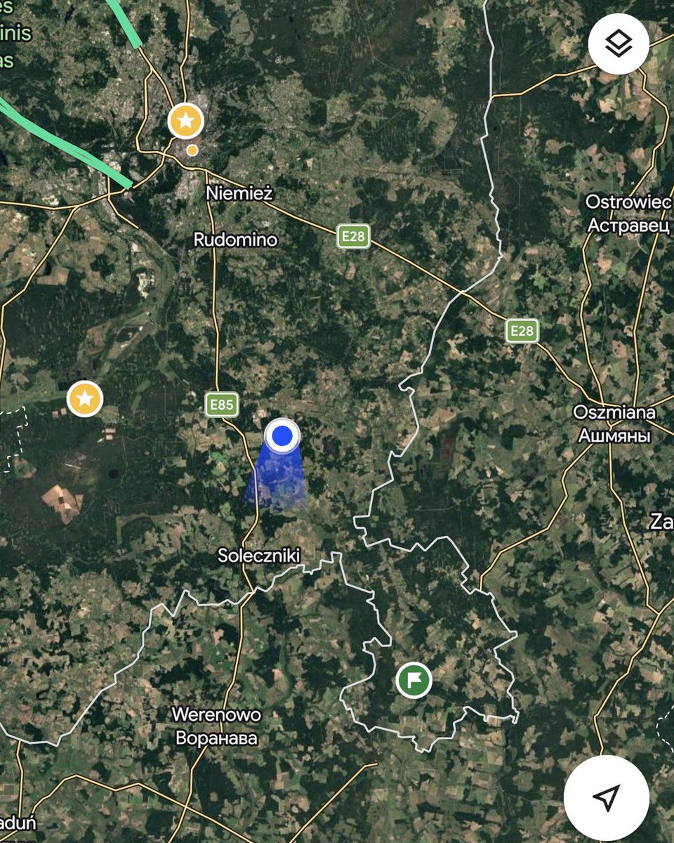 rafalhubert's tweet photo. Jest północ. 

Siedzę przy ognisku w środku gęstego lasu pod białoruską granicą i słucham kanonady na pobliskim poligonie kiedy dochodzi mnie wieść od miejscowych, że na Łotwie ponoć ogłoszono powszechną mobilizację.

W Rydze są żołnierze, blokady, punkty kontrolne, ewakuacja cywilna, śmigłowiec medyczny, etc.

Sprawdzam źródełka i okazuje się że chodzi o jakieś trwające od kilku dni ćwiczenia. 

Przy okazji sprawdzam stan armii łotewskiej i otwieram kolejne wino.

Kanonada ucichła. Słychać za to wilki.

Luzik.