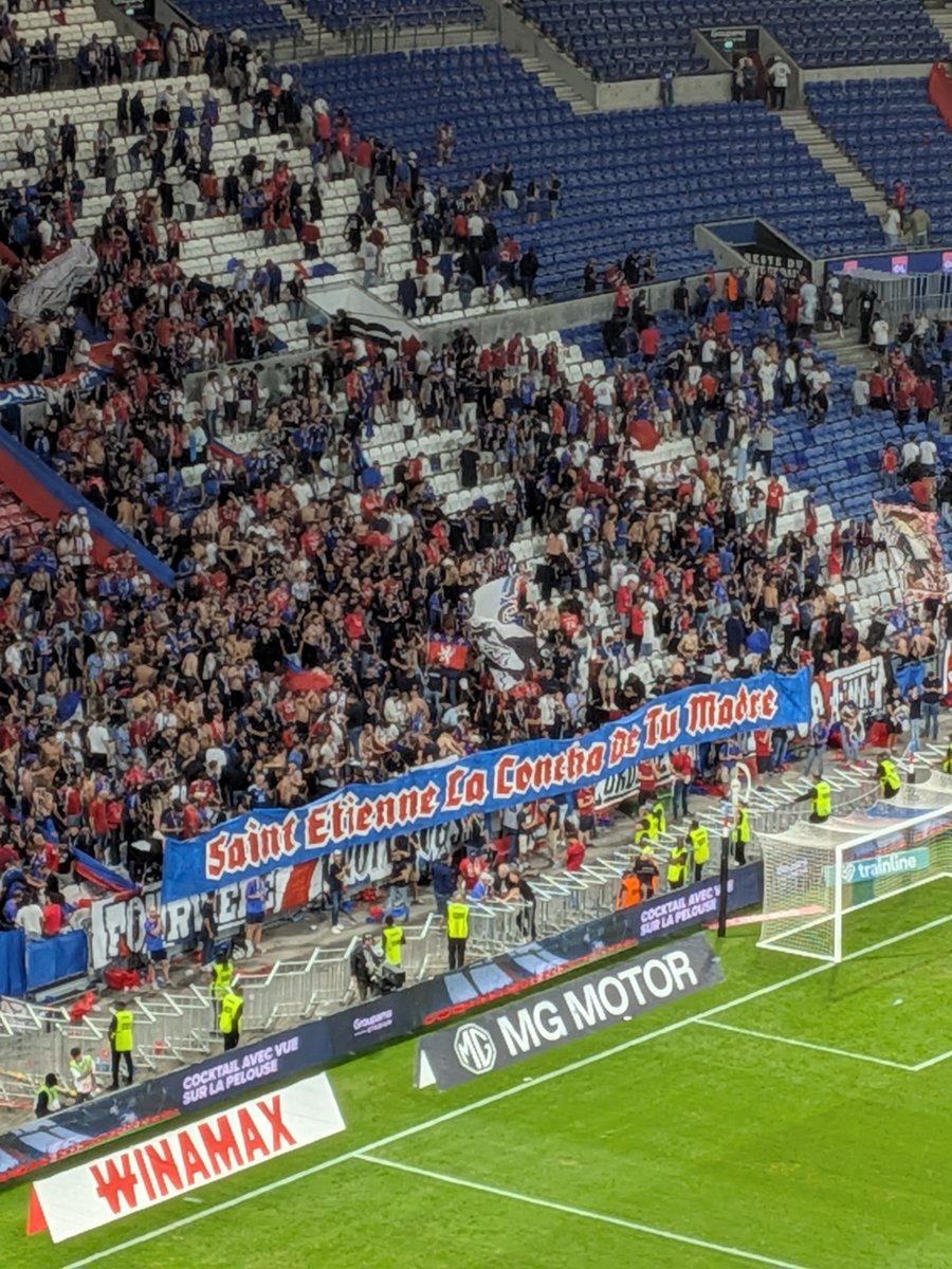 But_Lyon's tweet photo. La banderole de la discorde est ressortie pour saluer les joueurs. #OLSRFC https://t.co/IBTZRTqQhr