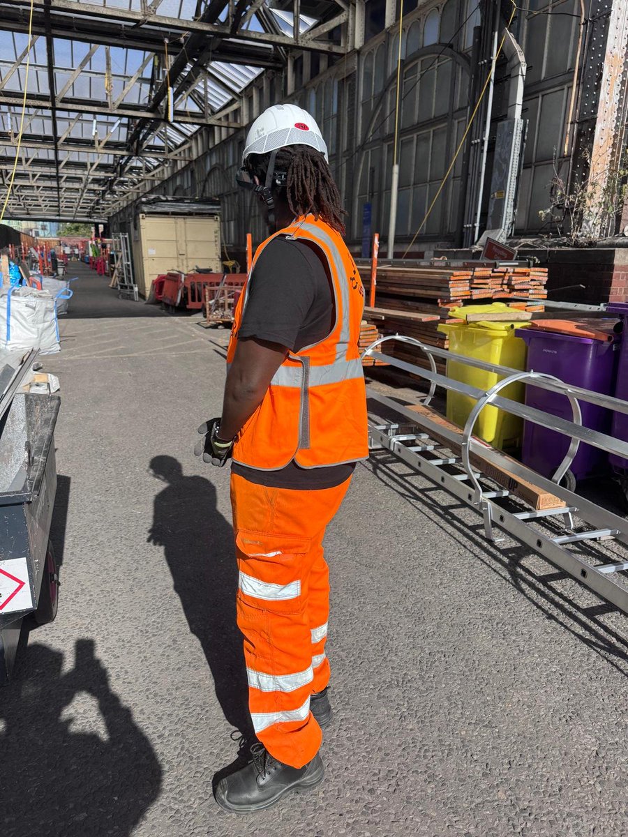 IanKODHIAMBO's tweet photo. @AntoineSpeaker Same reason here. Grew my hair to debunk the stereotypical thought that people with dreadlocks are poor, dirty, savages etc and we were sold the idea that we need to cut our hair to be presentable. Man I am a top engineer with or without my dreadlock. https://t.co/SPKP9yu2pf