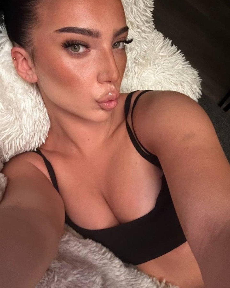 Lauraf1j's tweet photo. Allez j'y vais au culot, du coup....

Tu préfères le faire de face ou de dos ?😋 https://t.co/Gw0S4ukVeI