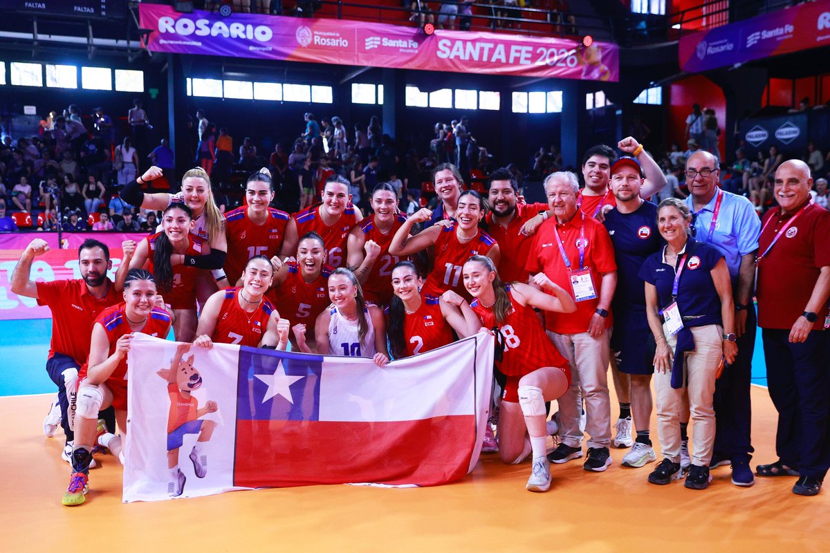 PanamSports's tweet photo. Ese último punto vale una historia entera. 🇨🇱

La Selección Chilena de voleibol femenino se colgó el ORO 🥇 en los XIII Juegos Suramericanos Santa Fe 2026  el primer oro del voleibol femenino de Chile en la historia de estos Juegos.

#PanamSports #Suramericanos2026 #JuegosSuramericanos #SantaFe2026
