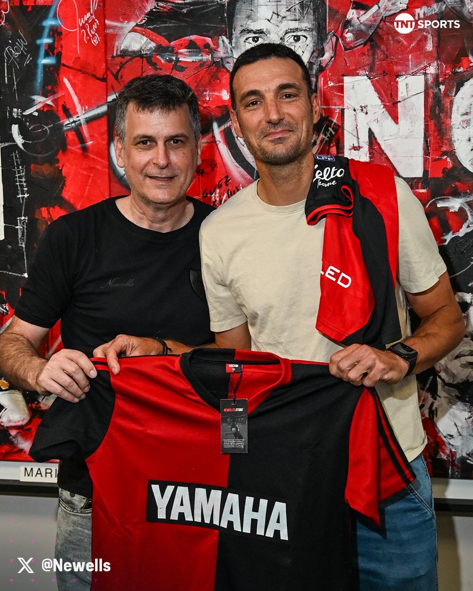 TNTSportsAR's tweet photo. NEWELL'S Y UNA VISITA ESPECIAL ⚫🔴

Luego de arribar al país para la fecha FIFA de la Selección Argentina, LIONEL SCALONI estuvo en el Coloso para presenciar el duelo de la Sub-19 ante Uruguay por los Juegos Suramericanos y se llevó de regaló una camiseta de la Lepra.

🇦🇷 Además, Walter Samuel también fue reconocido por el presidente Ignacio Boero y Maxi Rodríguez.

¡Qué lujo! 👏🏻