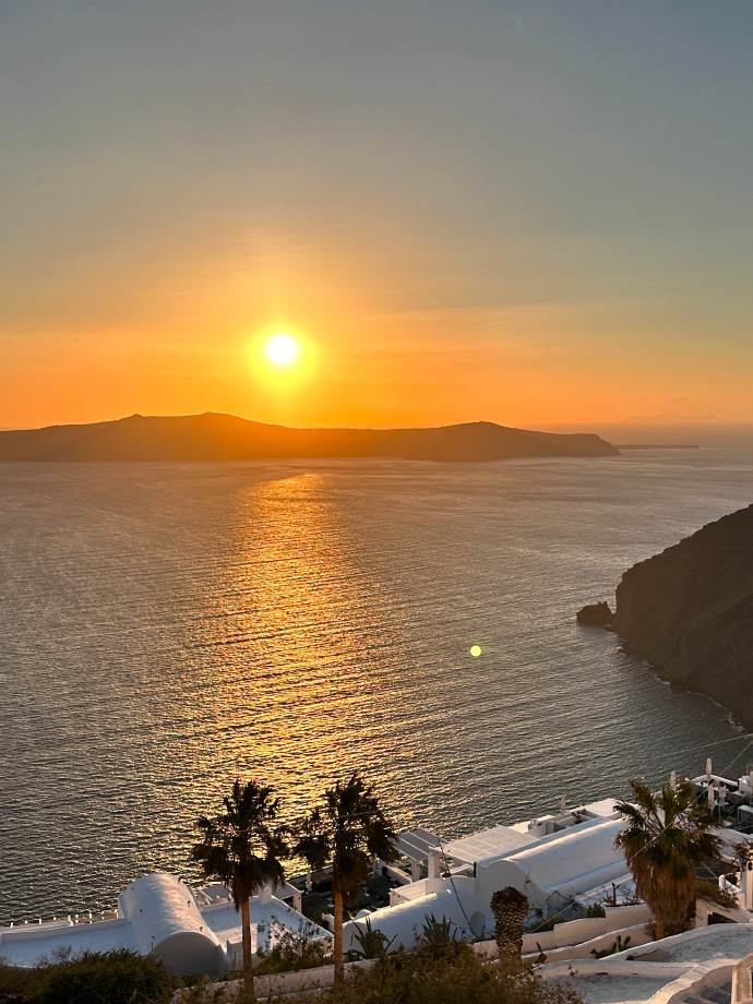 uV6c7zO7ggW8ZNn's tweet photo. Spent the morning chasing coastal sunsets in Santorini—warm breeze, white villages, and that perfect golden glow that makes every pic unplanned.  #TravelMoments https://t.co/BF6jH9Eltc