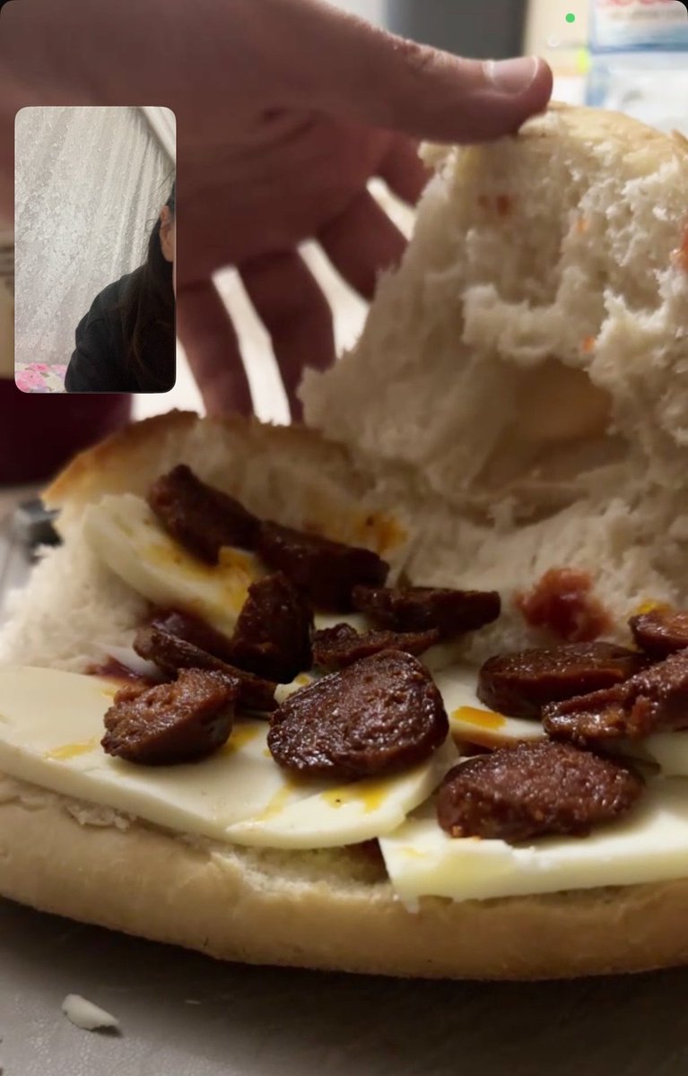 crimsonmandarin's tweet photo. sinematik bir sekilde tost yapabilisini(!) izletti onunla gurur duyuyorum🥰 https://t.co/rv6k6hUl8g