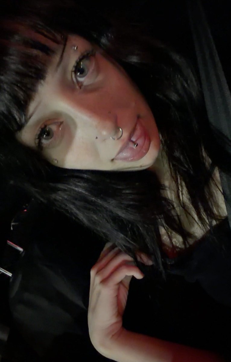 elyixlr's tweet photo. Did my makeup good last night which means it’s not gonna look this good again for the rest of the month https://t.co/T4pcXfJmBM