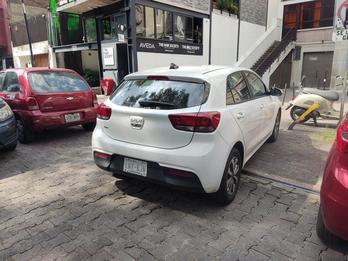 almr69's tweet photo. @USC_CDMX carro estorbando paso vehicular con todo y letrero de NO ESTACIONARSE podrían levantar la multa? https://t.co/AjMSbtBT9u