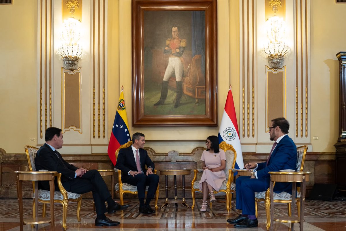SantiPenap's tweet photo. Trabajando en conjunto por un Paraguay más integrado. Avanzamos en una visita de trabajo con la presidenta interina de Venezuela, @delcyrodriguezv. Durante este encuentro de mutuo respeto, abordamos temas fundamentales como el proceso institucional de Venezuela, el fortalecimiento de la economía y nuestra lucha conjunta contra el crimen transnacional organizado. Además, dimos inicio a un diálogo enfocado en el bienestar de los ciudadanos y en el eventual restablecimiento de nuestras relaciones diplomáticas y consulares.