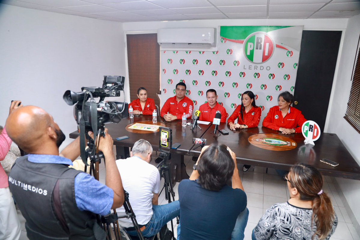 danisotto's tweet photo. Es un gusto recibir al Dip. José Luis Villalobos, Coordinador Nacional de Afiliación y Registro Partidario, con quien estaremos dando seguimiento a la jornada de revisión y actualización del padrón de militantes.

En la rueda de prensa con los medios de comunicación de la Laguna, hablamos sobre la importancia de estar en territorio, escuchar y trabajar de cerca con nuestras estructuras municipales. 🤝🏼

Seguimos haciendo equipo por nuestro #Durango. 🇲🇽💪🏻