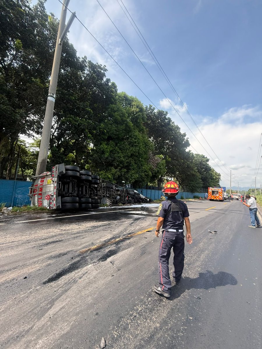 CanalAntigua's tweet photo. 🚨PNC de Tránsito confirma accidente en el kilómetro 63 de la ruta CA-9 Sur, con dirección hacia Masagua, Escuintla. Asegura que en el sector un camión cisterna volcó derramando combustible, por lo que la circulación vehicular permanece temporalmente cerrada en ambos sentidos.

#Tránsito #Accidente #Masagua
