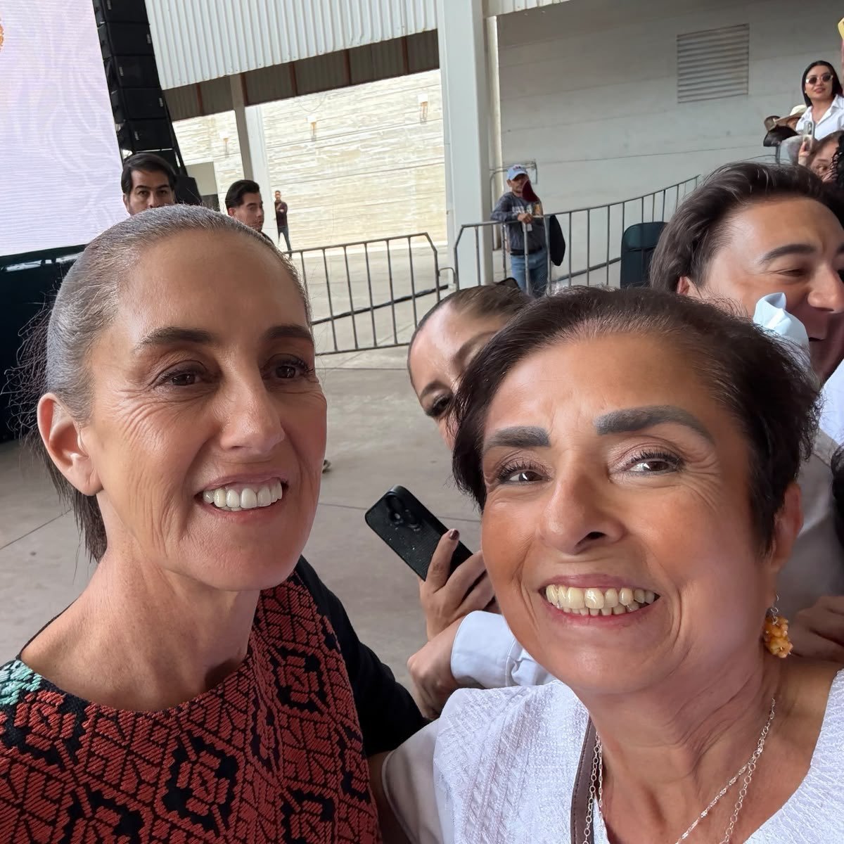 LSteckR's tweet photo. Están TROMPUDAS o son del @PartidoMorenaMx 🦧💩🫏 https://t.co/NIZMh5LyZ3