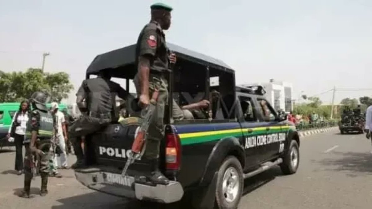 ParallelFacts's tweet photo. Bauchi By-Election: Police Arrest 47 Armed Fake Security Officers https://t.co/vOPnEDYnpB https://t.co/ojDeW5pIfk