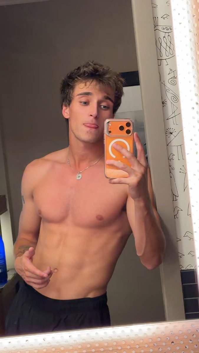 celebsbyseb's tweet photo. Josh 🥴 https://t.co/QhH7st4bHF