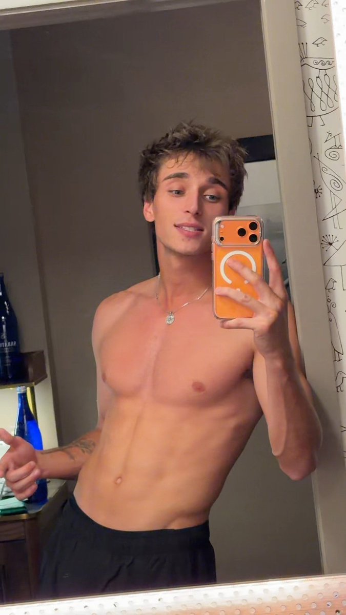celebsbyseb's tweet photo. Josh 🥴 https://t.co/QhH7st4bHF