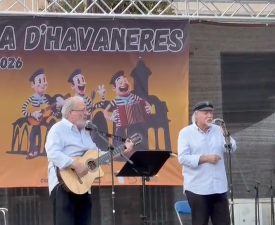 mlluisvall's tweet photo. II Cantada d’havaneres a la pl. del Progrés; una iniciativa de l’associació de comerciants de Ca n’Aurell i el grup d’havanerus de Terrassa Sons Blaus https://t.co/pHGrZCfSLh