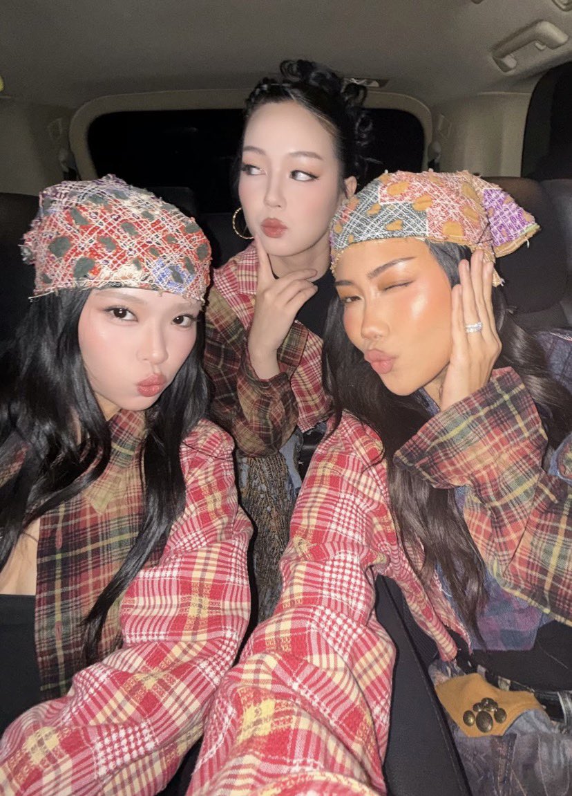 mwa2025's tweet photo. Share to all.💜💜💜
UGLY set to premiere on the 25 Sept.3 images and 3 members.Which is whom?😮😮😮 #Dolla #Ugly #Mpop #Seapop #NewSong https://t.co/C9HX4amhiv