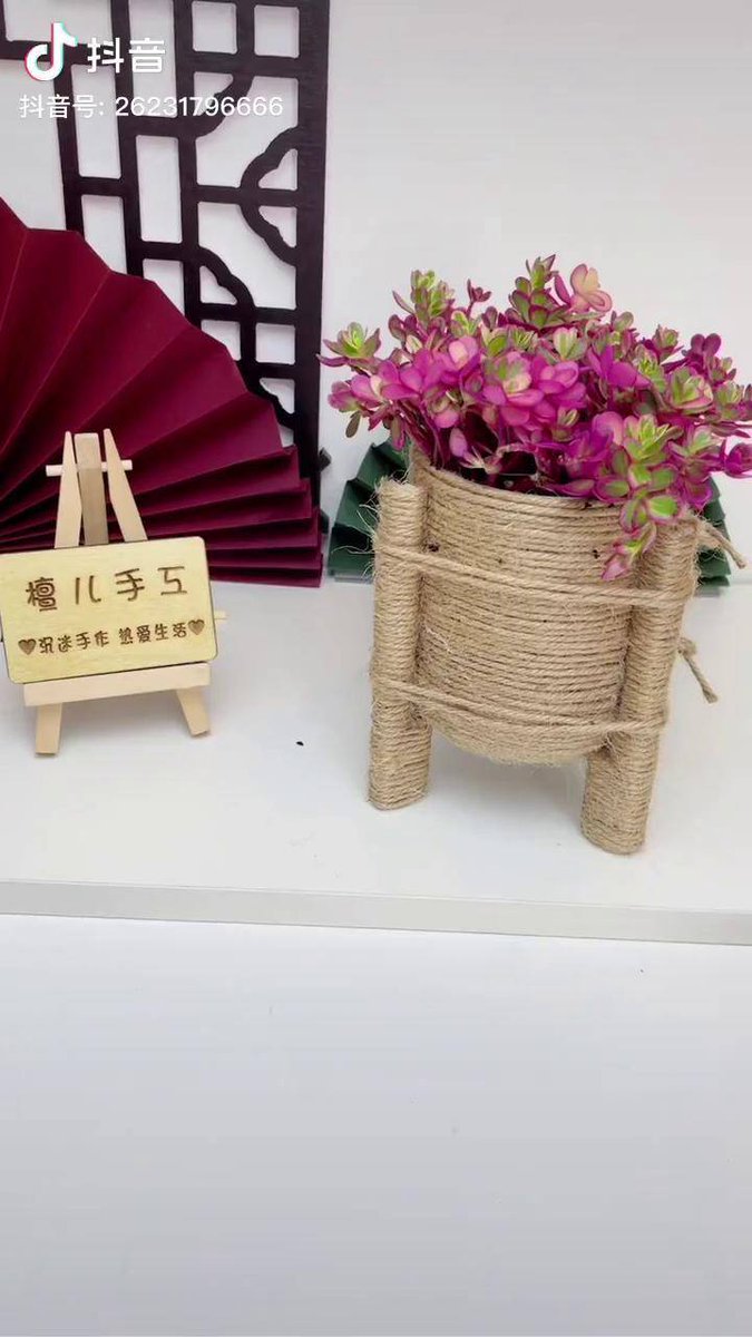 aurow900076's tweet photo. Turned an old glass jar into a cute planter! No fancy tools needed—just paint, twine and some succulents. Upcycling wins ， https://t.co/utQkUBSauU