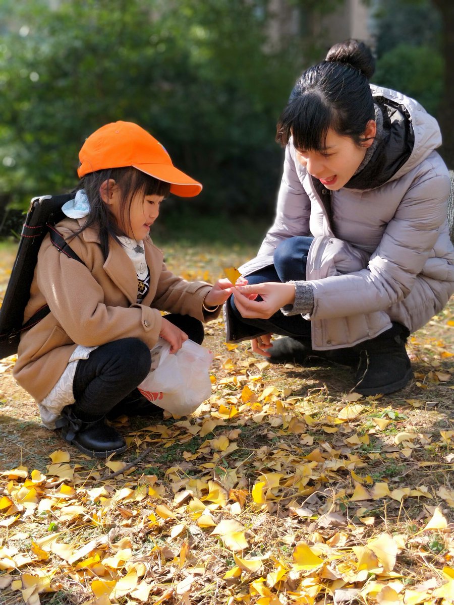 celeo886687's tweet photo. Morning adventure with my tiny explorer! ♂ Collected pretty leaves, laughed at squirrels, and made our first mud pie of the season. Best parent + kid moments hit different. https://t.co/y9jSqruaF0