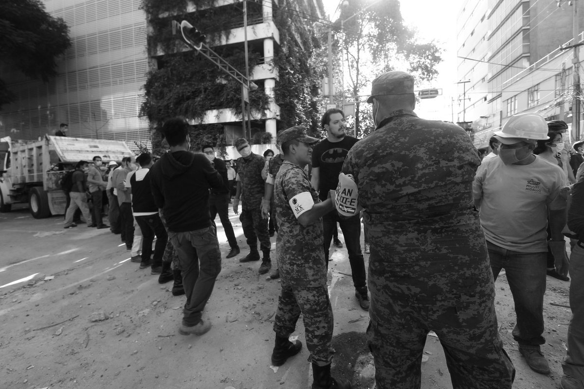 BrunoCortesFP's tweet photo. El #19S no empezó en el Zócalo. Empezó cuando alguien levantó un pedazo de losa y se lo pasó al de enfrente.
En estas fotos de 2017 se lee el país sin discurso. El Ejército con el #DNIIIE en el brazo. Un civil con chaleco de Miguel Hidalgo. Una mujer que no suelta la cubeta. Un operador subido al camión como si el fierro también fuera voluntario. Al fondo, el edificio que ya no es edificio.
#19deSeptiembre es fecha. #19S2017 es herida concreta: magnitud 7.1, 13:14 horas, Roma-Condesa-Centro convertidos en zona de paso de escombro. #CDMX no es hashtag de turismo ese día: es el suelo blando que multiplica la onda y deja la ciudad de rodillas.
Hoy el calendario pide dos cosas a la misma hora. Memoria a media asta. Y a las 12:00 el #SimulacroNacional2026, con #AlertaSísmica en el bolsillo de todos. Quien vio estas cadenas sabe la diferencia: el simulacro dura minutos; la fila de 2017 duró noches.
#Prevención no es poster. Es saber a quién le pasas el tabique cuando el piso se mueve.
#Memoria #NuncaMásDesamparo #ColoniaRoma