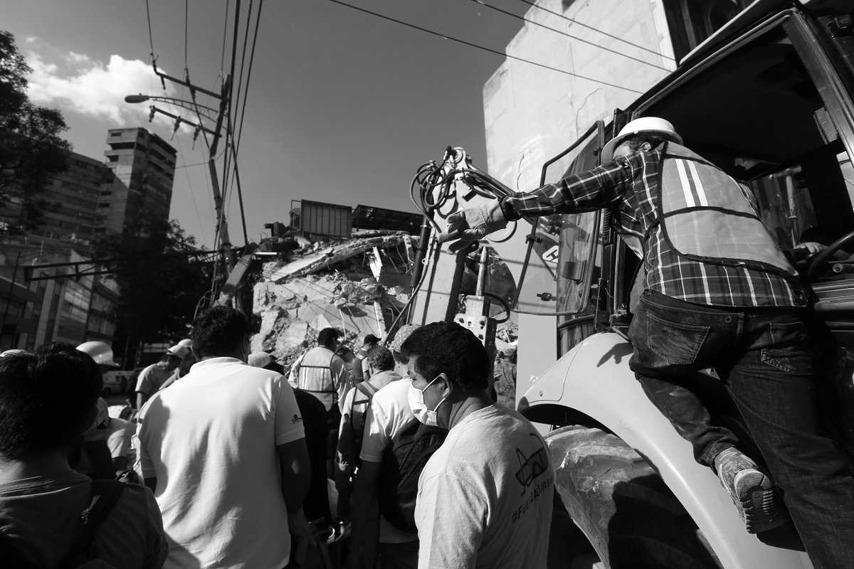 BrunoCortesFP's tweet photo. El #19S no empezó en el Zócalo. Empezó cuando alguien levantó un pedazo de losa y se lo pasó al de enfrente.
En estas fotos de 2017 se lee el país sin discurso. El Ejército con el #DNIIIE en el brazo. Un civil con chaleco de Miguel Hidalgo. Una mujer que no suelta la cubeta. Un operador subido al camión como si el fierro también fuera voluntario. Al fondo, el edificio que ya no es edificio.
#19deSeptiembre es fecha. #19S2017 es herida concreta: magnitud 7.1, 13:14 horas, Roma-Condesa-Centro convertidos en zona de paso de escombro. #CDMX no es hashtag de turismo ese día: es el suelo blando que multiplica la onda y deja la ciudad de rodillas.
Hoy el calendario pide dos cosas a la misma hora. Memoria a media asta. Y a las 12:00 el #SimulacroNacional2026, con #AlertaSísmica en el bolsillo de todos. Quien vio estas cadenas sabe la diferencia: el simulacro dura minutos; la fila de 2017 duró noches.
#Prevención no es poster. Es saber a quién le pasas el tabique cuando el piso se mueve.
#Memoria #NuncaMásDesamparo #ColoniaRoma