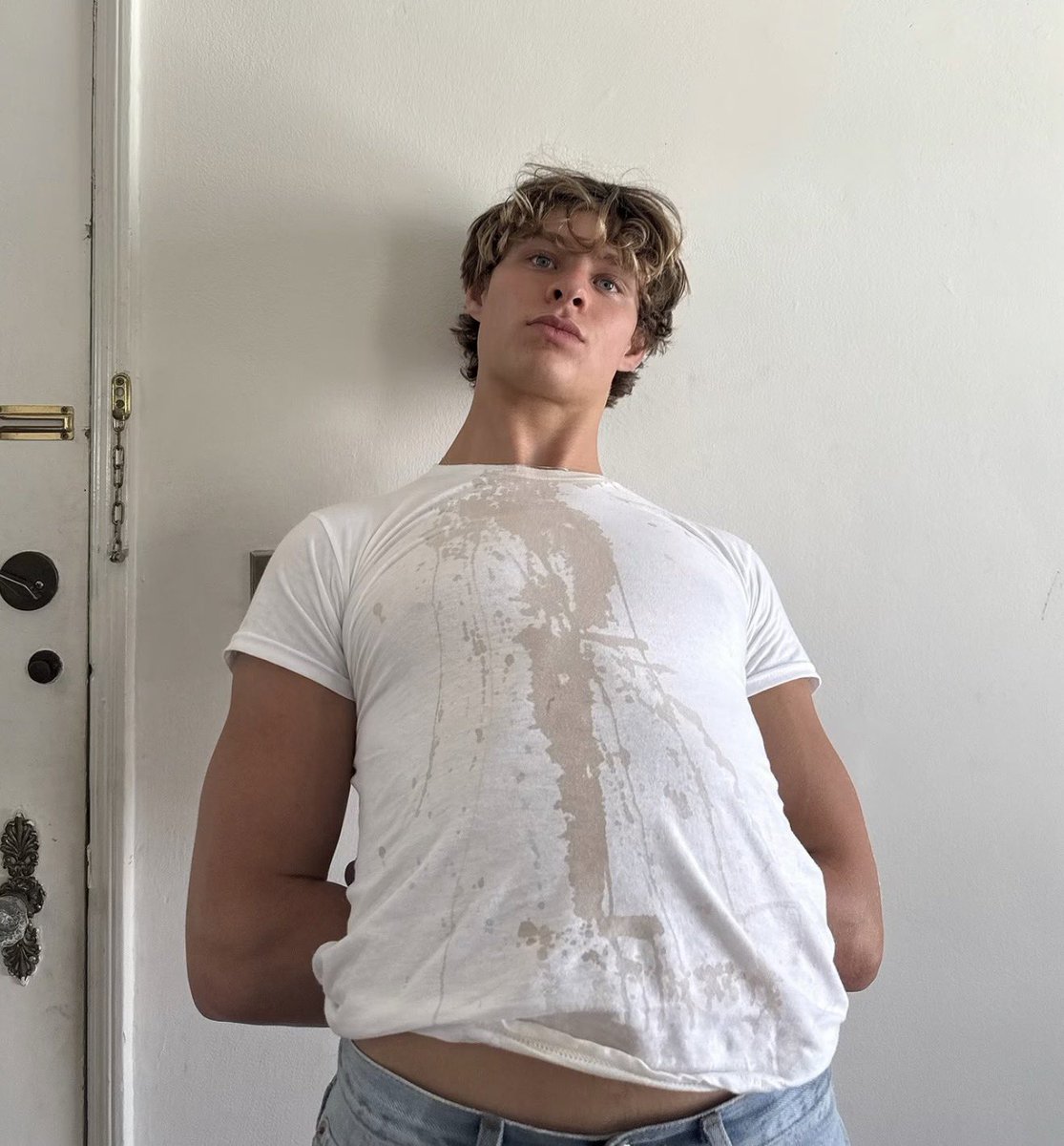 underhishalo's tweet photo. he keeps me gay 🤤 https://t.co/Hdy20GtnOG