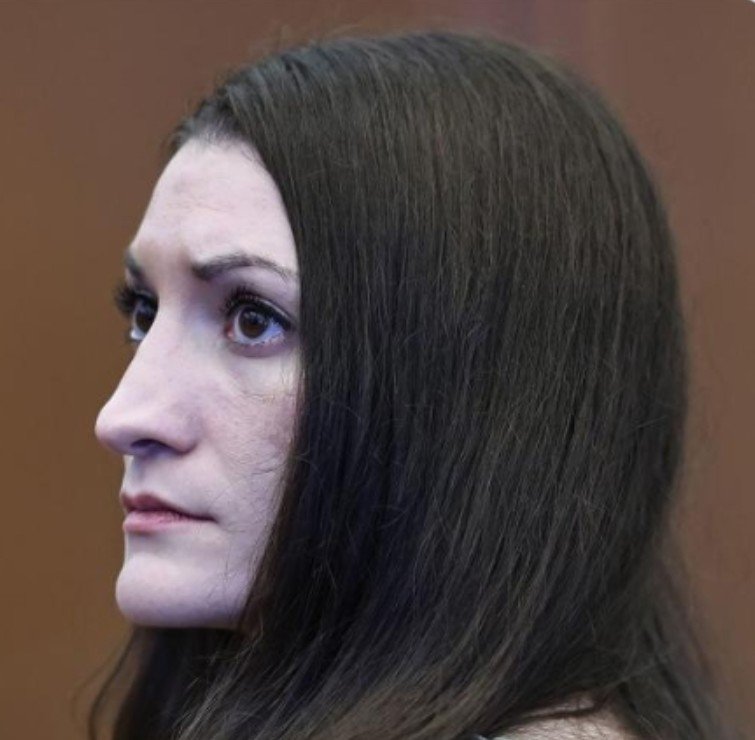 LangmanVince's tweet photo. The mother on the left is a monster! 
The holdout juror on the right is a hero! 

If you see it differently, then you represent everything that's wrong in today's society https://t.co/O8zrKX1V8F