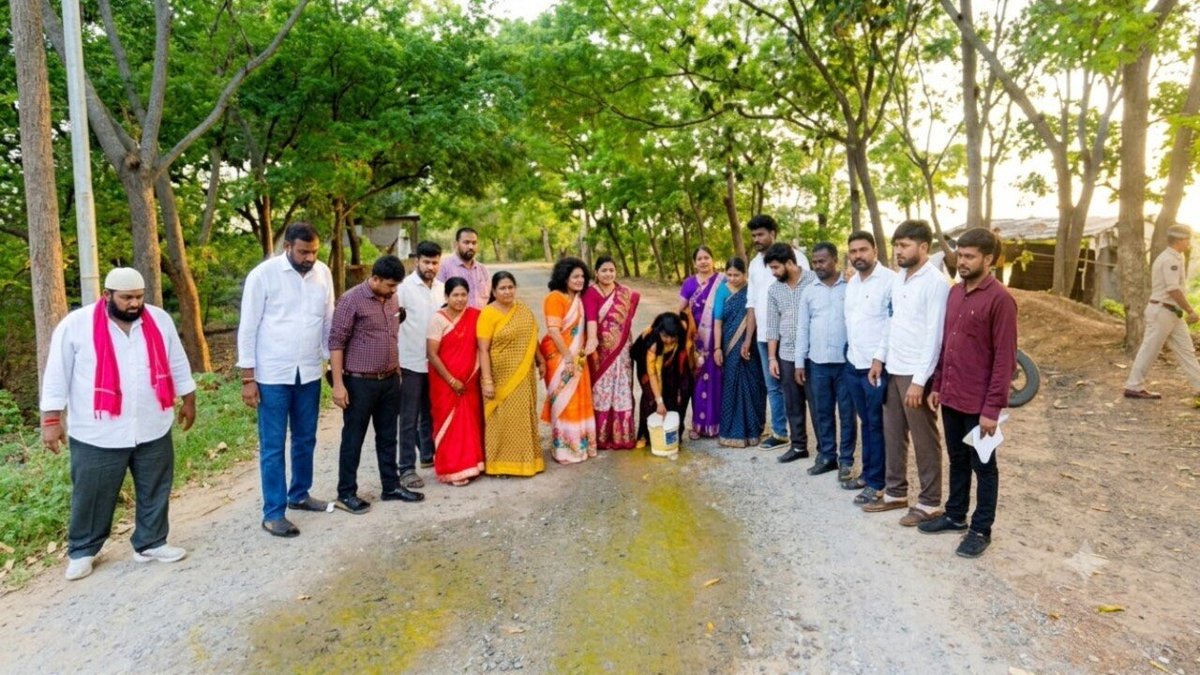 PettemINC's tweet photo. ఎర్రవల్లి ఫాంహౌస్ వద్ద దళితులు నడిచారని బీఆర్ఎస్ నాయకులు పసుపు నీళ్లు చల్లిన ఘటన జరిగి పదిరోజులు అవుతున్నా..

చాలా బాధగా ఉంది. ఈ దుర్ఘటన గుర్తొస్తే ఎందుకో జీర్ణించుకోలేకపోతున్నా.. https://t.co/rB7JUtPQgV
