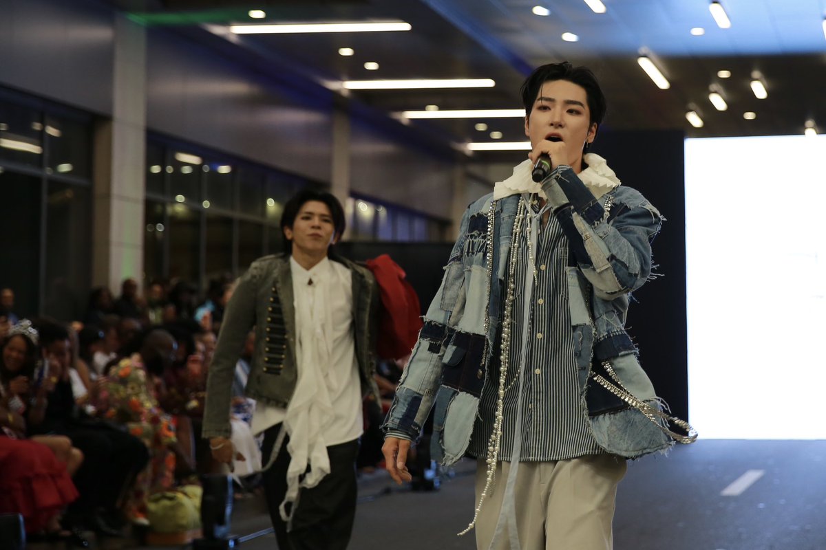 Big_O_cean's tweet photo. Big Ocean × Andy Yu Collection
On stage at Philly Fashion Week

JISEOK

#BigOcean #JISEOK #AndyYu
#BigOceanXAndyYu 
#PhillyFashionWeek #PFW https://t.co/tYL8OahBYS