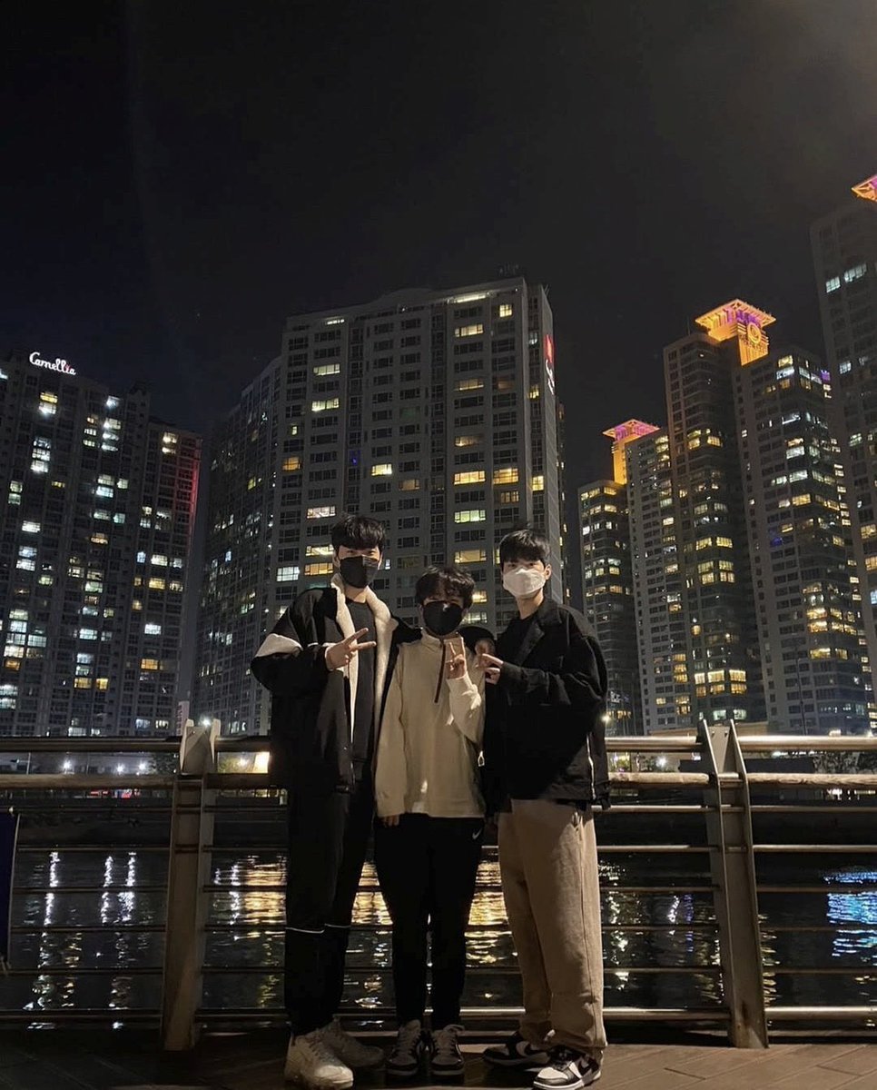 rascal_taki's tweet photo. 부산에 오면 꼭 셋이서 https://t.co/yHYs23P3fl