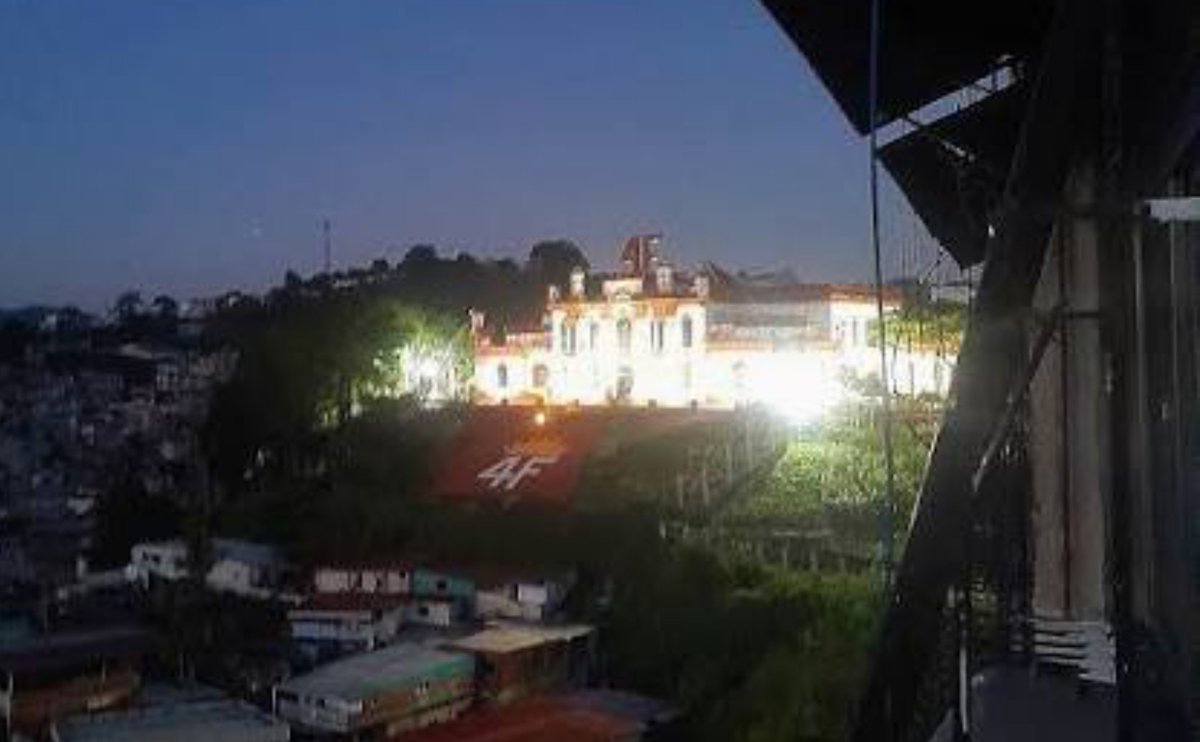 yoyibethjulieta's tweet photo. "hacemos un llamado al uso eficiente de la energía" 

si chávez no apaga las luces de su casa entonces yo tampoco lo voy a hacer, mamenlo https://t.co/FjEFHaHQ9T