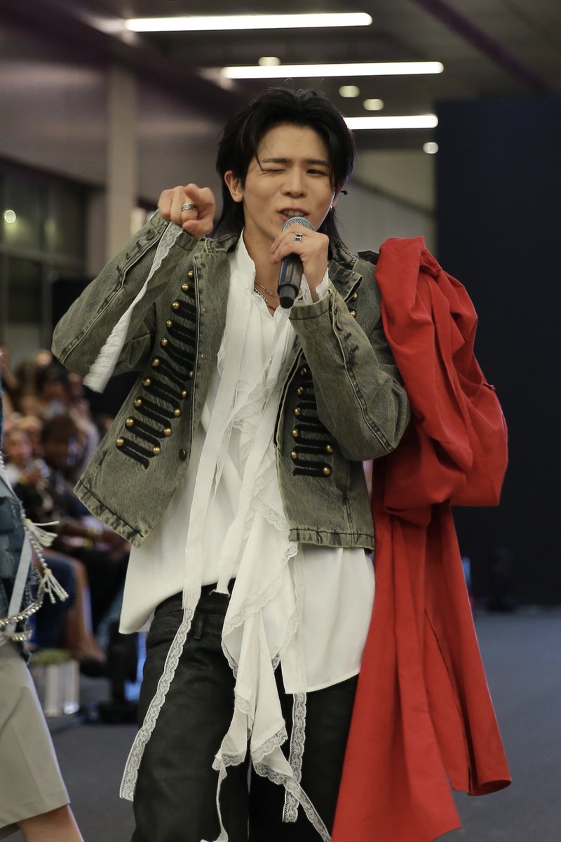 Big_O_cean's tweet photo. Big Ocean × Andy Yu Collection
On stage at Philly Fashion Week

#BigOcean #CHANYEON #AndyYu
#BigOceanXAndyYu 
#PhillyFashionWeek #PFW https://t.co/4MwDAT2OP4