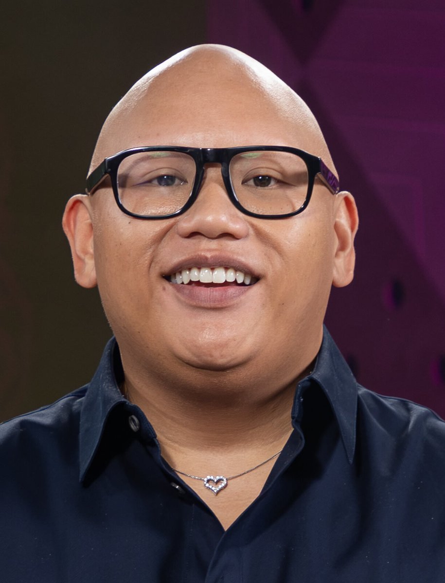 SomosKudasai's tweet photo. Jacob Batalon, el actor que interpreta a Ned Leeds en las películas de Spider-Man, confesó que pasa su tiempo libre enganchado a los isekais del momento como Re:Zero, Mushoku Tensei y Slime.

En una charla con Crunchyroll, el famoso "CEO de Sexo" de los memes admitió que no se pierde los episodios semanales de sus series favoritas y que tiene entre sus metas trabajar como actor de voz en alguna producción animada.

Que las estrellas de Hollywood hablen abiertamente de anime no es casualidad: plataformas como Crunchyroll usan programas con celebridades occidentales para validar la animación japonesa en el mercado global e integrar ambos mundos.