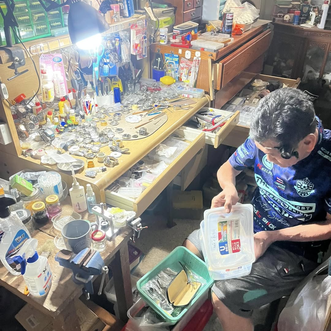 MelbaGiovaf6's tweet photo. A legendary figure and another mentor I deeply respect from the era of auto parts trading at Makkhawan Rangsan Market, Makro Bangkabu, and Ratchada: Uncle Kaeo Tha Sao. In 2002, I bought a Honda C240 front fender for 500 baht. I wanted two, but he https://t.co/JAi0eSsmag