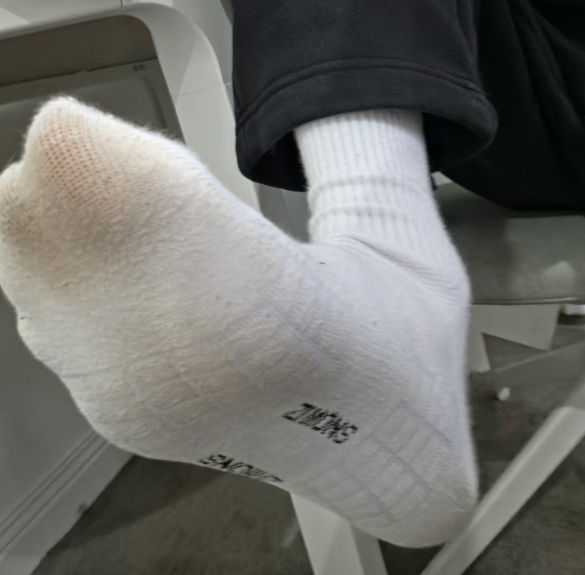 HuaNeiRen's tweet photo. 忍不住的话就盯着主人的白袜脚底发情，让大脑残存的理智和精液一起排出来，彻底变成主人的无脑骚狗。
#白袜 #1s https://t.co/azXJNxKxRx